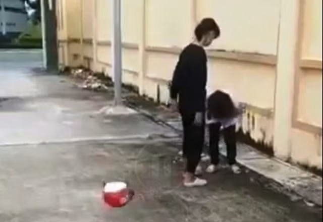 Hình ảnh bạn nữ cùng xóm đánh nữ sinh lớp 10. Ảnh: Cắt từ clip