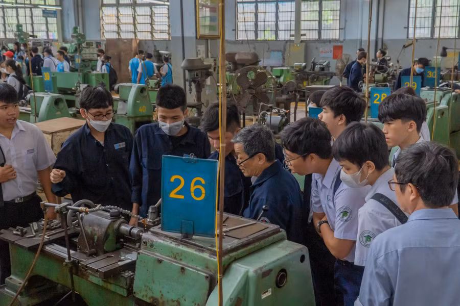 Học sinh tham gia ngày hội tư vấn tuyển sinh tại Trường Đại học Sư phạm Kỹ thuật TPHCM, tháng 1/2024. Ảnh: HCMUTE