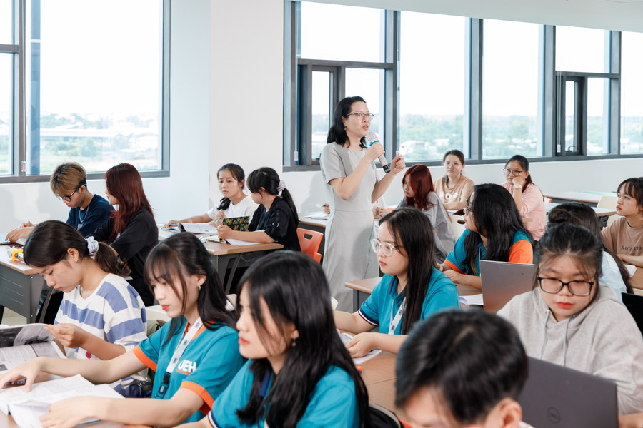 Sinh viên Đại học Kinh tế TPHCM. Ảnh: UEH Sinh viên Đại học Kinh tế TPHCM. Ảnh: UEH
