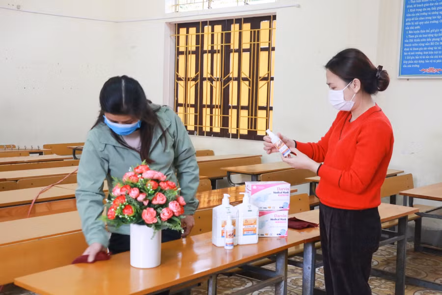 Nhà trường mua nước rửa tay sát khuẩn và đặt sẵn ở mỗi phòng học cho học sinh sử dụng.