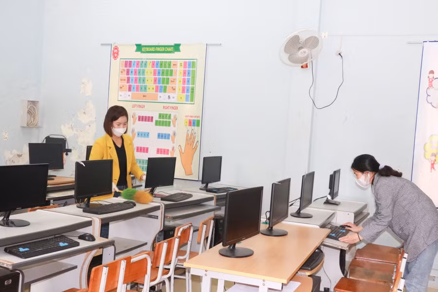 Giáo viên kiểm tra lại thiết bị, máy móc tại phòng Tin học để sẵn sàng cho việc dạy học trực tiếp. Sau khi đi học trở lại, các nhà trường sẽ ưu tiên các môn như Toán, Tiếng Việt, Ngoại ngữ và Tin học. Đặc biệt môn Tin học trước đó học sinh mới được trang bị lý thuyết, chưa được thực hành.