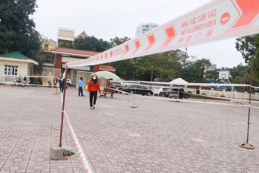 Để chuẩn bị cho khối 6, 7, 8 đi học trở lại, Trường THCS Trường Thi (TP Vinh, Nghệ An) đã chăng dây phân luồng từ ngoài cổng với lối ra, lối vào riêng biệt. Năm học này toàn trường có hơn 600 học sinh, để thực hiện giãn cách các khối lớp được chia ca sáng – chiều.