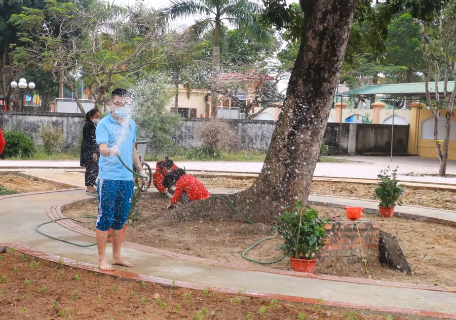 Khuôn viên trường học cũng được dọn dẹp vệ sinh, chỉnh trang, tạo cảnh quan xanh sạch đẹp.