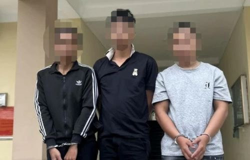 Nhóm cướp giật bị công an bắt giữ. (Ảnh: Đ.N) Nhóm cướp giật bị công an bắt giữ. (Ảnh: Đ.N)