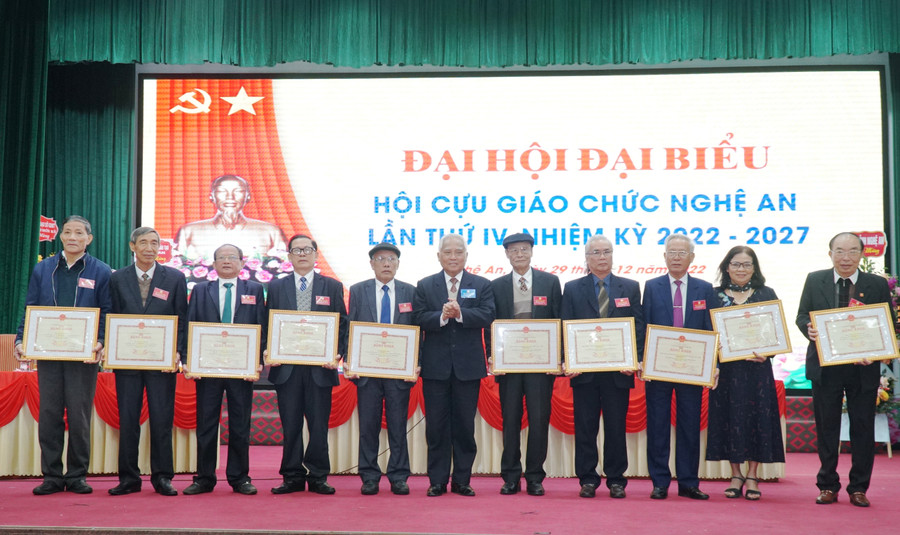 Trao tặng 15 Bằng khen của Trung ương Hội cựu giáo chức cho các tập thể và cá nhân vì có thành tích trong xây dựng hội. Trao tặng 15 Bằng khen của Trung ương Hội cựu giáo chức cho các tập thể và cá nhân vì có thành tích trong xây dựng hội.