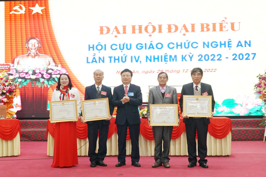 Ông Bùi Đình Long - Phó Chủ tịch UBND tỉnh Nghệ An trao bằng khen của UBND tỉnh Nghệ An cho 4 cá nhân, đơn vị có đóng góp trong nhiệm kỳ vừa qua. Ông Bùi Đình Long - Phó Chủ tịch UBND tỉnh Nghệ An trao bằng khen của UBND tỉnh Nghệ An cho 4 cá nhân, đơn vị có đóng góp trong nhiệm kỳ vừa qua.