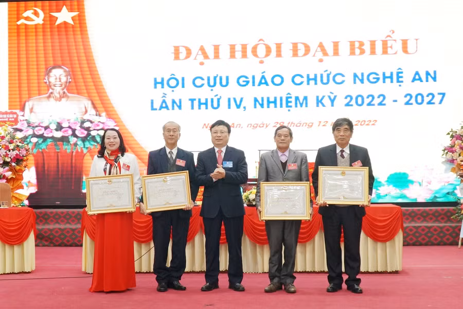 Ông Bùi Đình Long - Phó Chủ tịch UBND tỉnh Nghệ An trao bằng khen của UBND tỉnh Nghệ An cho 4 cá nhân, đơn vị có đóng góp trong nhiệm kỳ vừa qua.