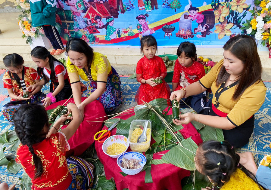 Phần thi gói bánh được các em học sinh chờ đợi nhất. Tại đây, các em được thầy cô hướng dẫn cách gói các loại bánh chưng, bánh tét và giải thích ý nghĩa của các loại bánh này trong ngày tết cổ truyền. Nguyên liệu gói bánh như nếp, đỗ, lá dong... được phụ huynh "ủng hộ" xã hội hóa cho chương trình. Phần thi gói bánh được các em học sinh chờ đợi nhất. Tại đây, các em được thầy cô hướng dẫn cách gói các loại bánh chưng, bánh tét và giải thích ý nghĩa của các loại bánh này trong ngày tết cổ truyền. Nguyên liệu gói bánh như nếp, đỗ, lá dong... được phụ huynh "ủng hộ" xã hội hóa cho chương trình.