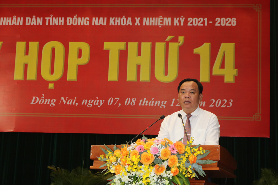 Quyền Chủ tịch UBND tỉnh Võ Tấn Đức báo cáo tại kỳ họp. (Ảnh: Hoàng Phúc). Quyền Chủ tịch UBND tỉnh Võ Tấn Đức báo cáo tại kỳ họp. (Ảnh: Hoàng Phúc).