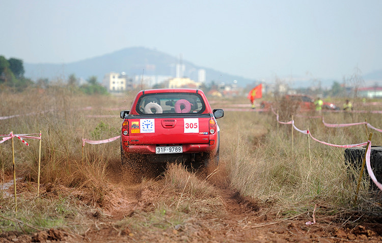 Đường đua trơn trượt, các tay đua phải làm chủ tốc độ.