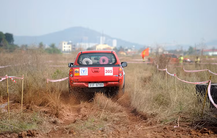 Đường đua trơn trượt, các tay đua phải làm chủ tốc độ.