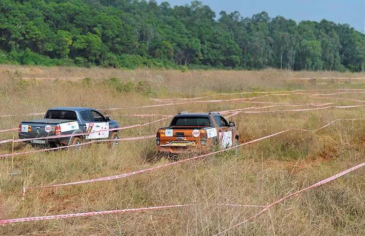 Màn đua tốc độ tại đường đua 4x2 nguyên bản.