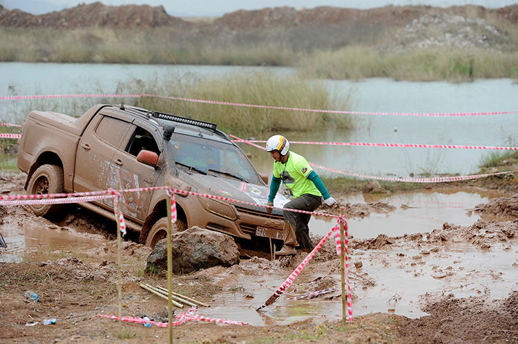 Đường đua lầy lội, lúc này lái phụ phải làm việc vất vả để giúp lái chính vượt qua vũng nước sâu.