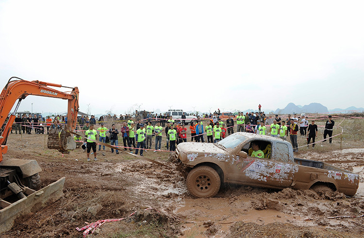 Và phải nhờ đến đội cứu hộ khi không vượt qua chướng ngại vật quá khó