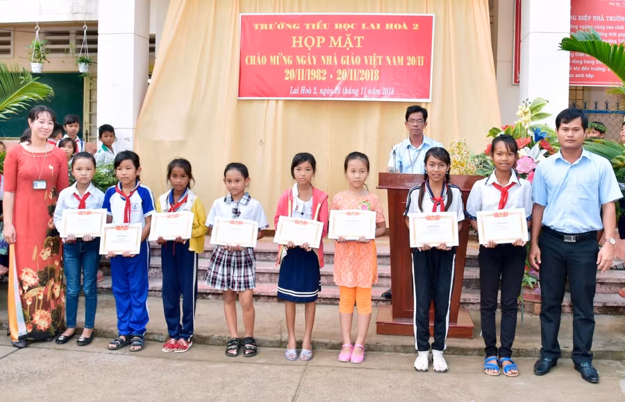 Thầy Trần Kim Cưng (phải) trao khen thưởng cho học trò nhân Ngày Nhà giáo Việt Nam.