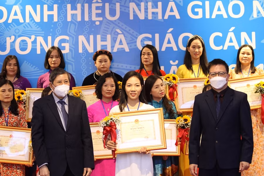 TS. Nguyễn Ngọc Ân (hàng đầu bên phải) và ông Trần Thanh Hải (hàng đầu bên trái) trao Bằng khen