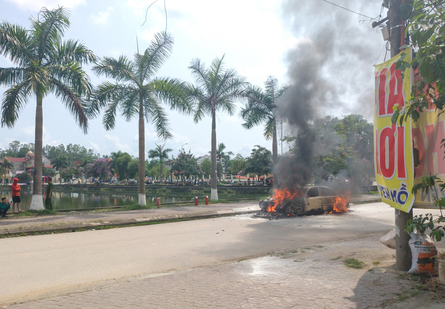Khu vực cháy tại đường ven bờ hồ thị trấn Thanh Chương, huyện Thanh Chương, Nghệ An.