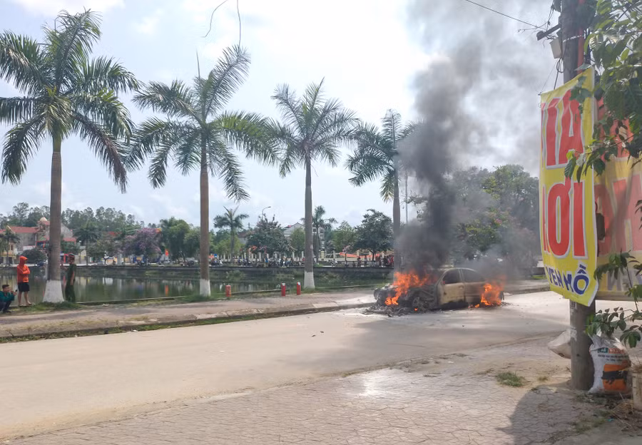 Khu vực cháy tại đường ven bờ hồ thị trấn Thanh Chương, huyện Thanh Chương, Nghệ An.