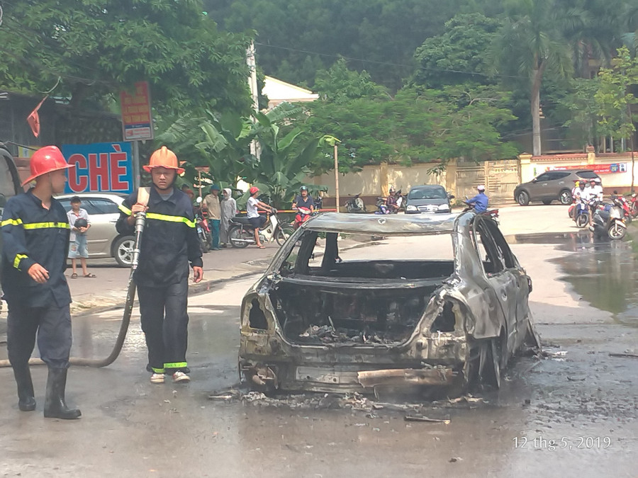 Chiếc xe bị cháy rụi chỉ còn trơ phần khung.