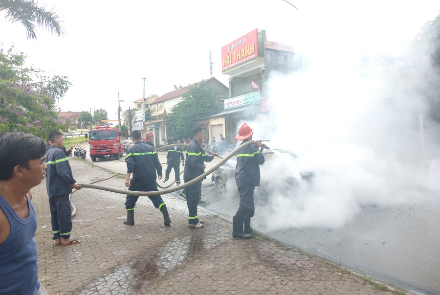 Lực lượng cứu hỏa tham gia chữa cháy.