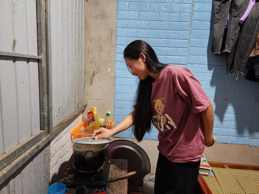 Học sinh Trường THPT Kỳ Sơn trọ học và tự nấu ăn trong phòng trọ gần trường. Ảnh: Hồ Lài.