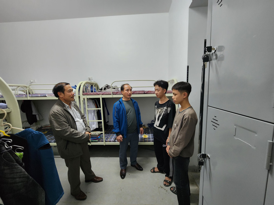 Lãnh đạo nhà trường thường xuyên đến thăm học sinh ở bán trú, nhắc nhở các em giữ vệ sinh chung và tuân thủ nội quy ký túc xá để đảm bảo an toàn, sử dụng lâu dài cơ sở vật chất. Ảnh: Hồ Lài.