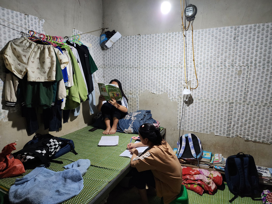 Phòng trọ chỉ khoảng 10m2 nhưng thường có 3-4 bạn cùng thuê để giảm chi phí. Ảnh: Hồ Lài.