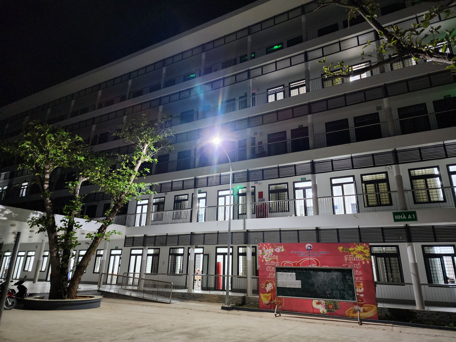 Trường THPT Kỳ Sơn tạo điều kiện mở cửa lớp để đến ôn bài vào buổi đêm vì đủ điều kiện bàn ghế, ánh sáng hơn phòng trọ hay ký túc xá. Ảnh: Hồ Lài.