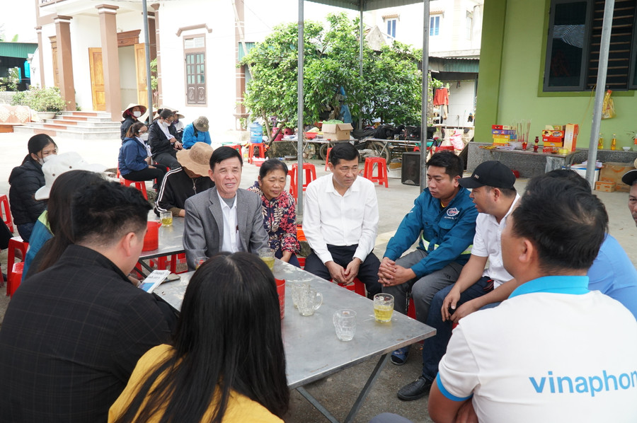 Đoàn công tác Sở GD&amp;ĐT động viên chia sẻ với nỗi đau thương, mất mát không gì bù đắp nổi của gia đình 3 mẹ con chị H. Ảnh: Hồ Lài.