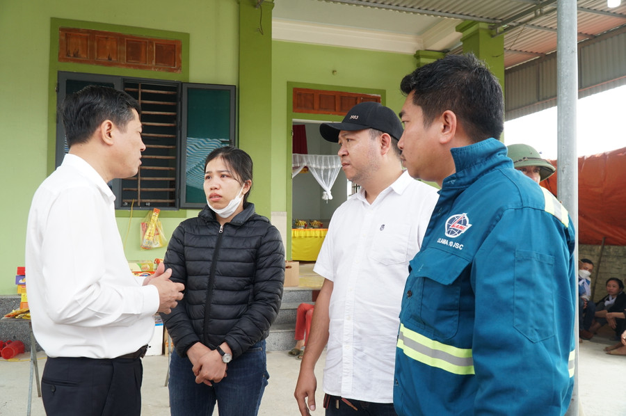 Ông Thái Văn Thành - Giám đốc Sở GD&amp;ĐT Nghệ An động viên người thân gia đình cố gắng vượt qua hoạn nạn để làm chỗ dựa cho chồng và con út chị H. đang điều trị tại bệnh viện. Ảnh: Hồ Lài.