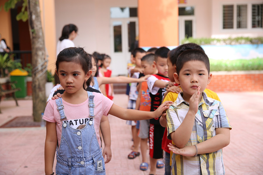 Học sinh vào lớp 1 tại TP Vinh tập xếp thẳng hàng.