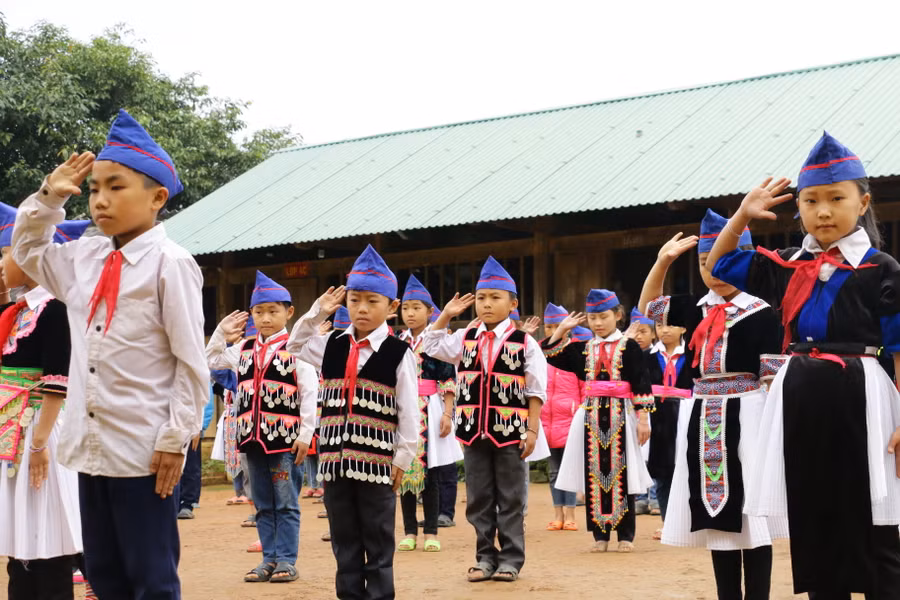 Học sinh điểm bản Buộc Mú, Trường Tiểu học Na Ngoi, Kỳ Sơn, Nghệ An trong lễ chào cờ.