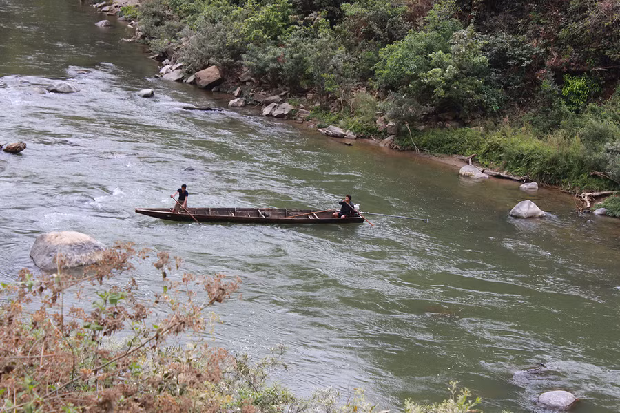 Sông Nậm Mộ đoạn chảy qua xã Tà Cạ trước khi vào mùa mưa lũ