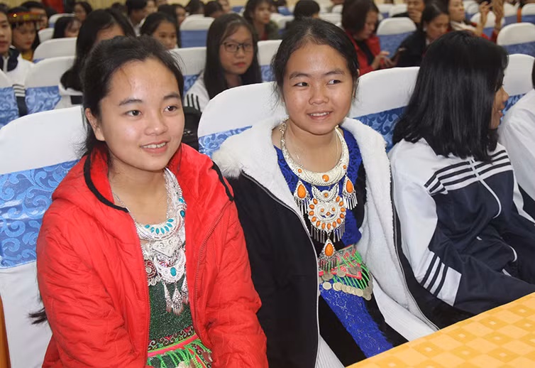 Học sinh giỏi tham gia lễ tuyên dương