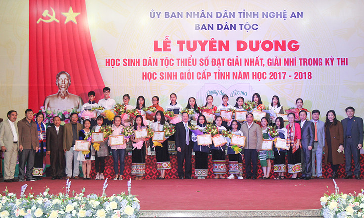 25 học sinh đạt giải Nhất, Nhì học sinh giỏi tỉnh Nghệ An năm học 2017 - 2018 được tuyên dương 25 học sinh đạt giải Nhất, Nhì học sinh giỏi tỉnh Nghệ An năm học 2017 - 2018 được tuyên dương