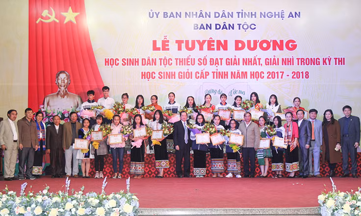 25 học sinh đạt giải Nhất, Nhì học sinh giỏi tỉnh Nghệ An năm học 2017 - 2018 được tuyên dương