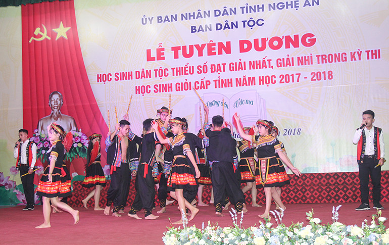 Tiết mục văn nghệ của học sinh Trường THPT DTNT tỉnh Nghệ An Tiết mục văn nghệ của học sinh Trường THPT DTNT tỉnh Nghệ An
