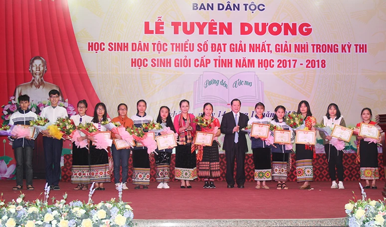 Lễ tuyên dương học sinh dân tộc thiểu số xuất sắc năm học 2017 - 2018