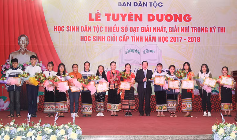Lễ tuyên dương học sinh dân tộc thiểu số xuất sắc năm học 2017 - 2018