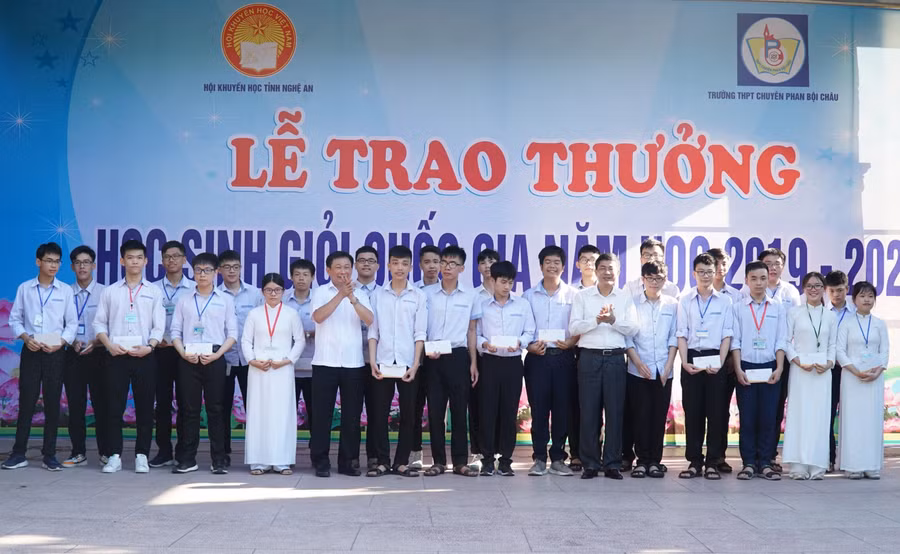 Học sinh Nghệ Anđạt giải tại kỳ thi chọn HSG quốc gia 2020 được ngành giáo dục khen thưởng.