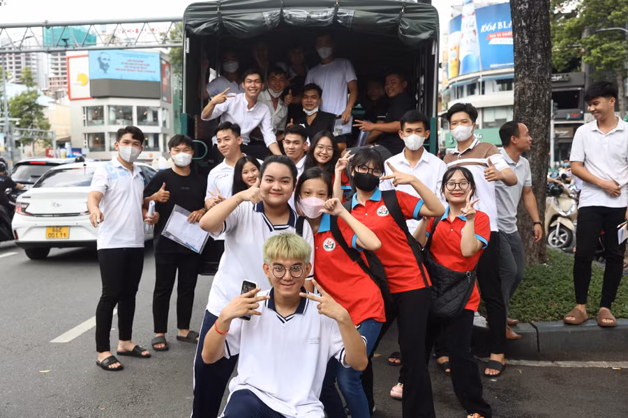 Thí sinh tại một điểm thi ở TPHCM sau Kỳ thi tốt nghiệp THPT năm 2023. Ảnh: Mạnh Tùng