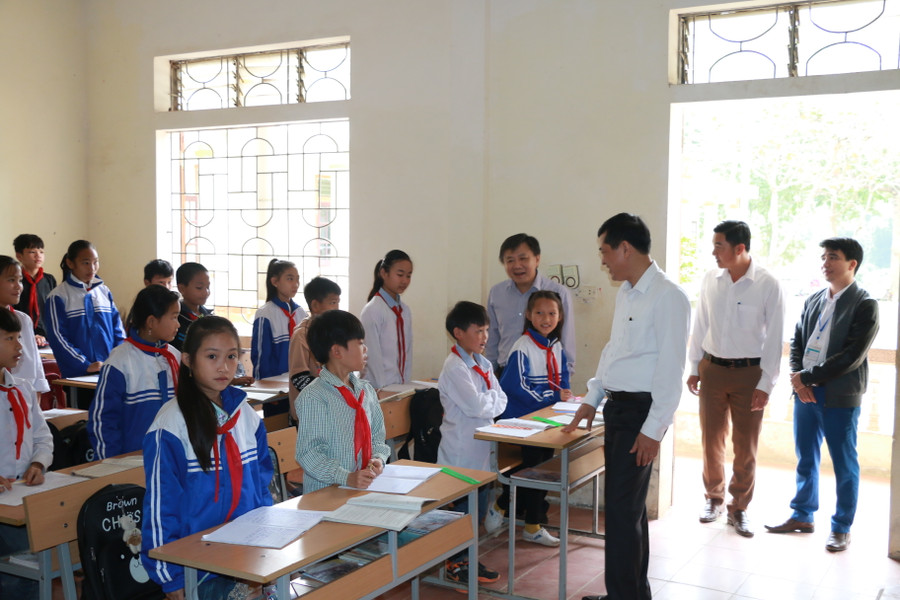 Giám đốc Sở GD&ĐT Nghệ An cùng đoàn công tác đến thăm học sinh huyện miền núi