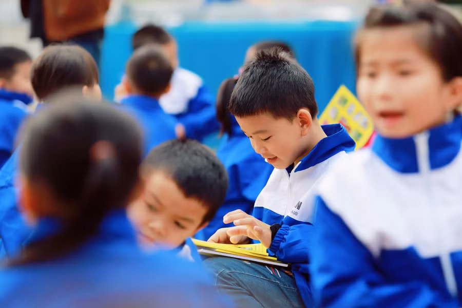 Niềm vui của cậu học trò được tặng áo đồng phục mới, vở mới