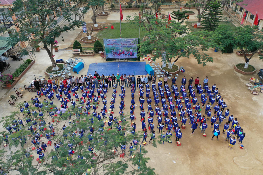 CLB Ảnh xứ Nghệ tổ chức chương trình hơi ấm miền biên giới cho thầy trò xã Châu Phong (huyện Quỳ Châu) và Cắm Muộn (huyện Quế Phong)