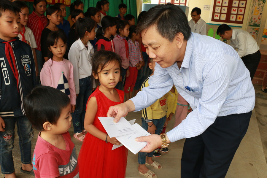 Tặng quà tết cho các cháu mầm non huyện Tương Dương, Nghệ An