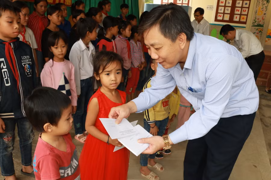 Tặng quà tết cho các cháu mầm non huyện Tương Dương, Nghệ An