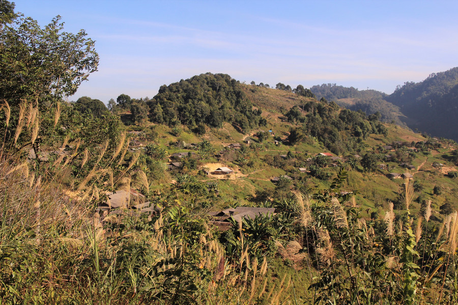 Có những bản làng miền tây Nghệ An nằm trên đỉnh núi, các thầy cô cũng phải bám bản theo trò