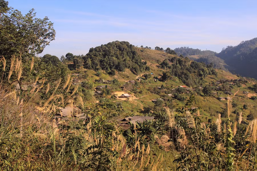 Có những bản làng miền tây Nghệ An nằm trên đỉnh núi, các thầy cô cũng phải bám bản theo trò