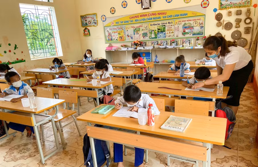 Buổi học trực tiếp đầu tiên trong năm học mới 2021-2022 của cô trò Trường Tiểu học Lạng Khê, Con Cuông, Nghệ An