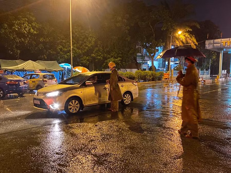 Lực lượng công an kiểm soát người ra vào tỉnh Nghệ An trong tối 16/10